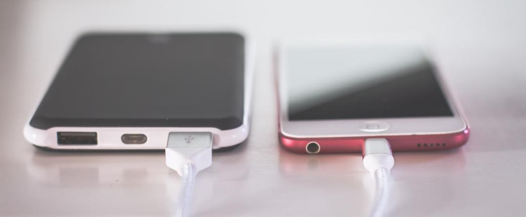 Yuk Intip Kepribadian Pasangan Lewat Tipe Kabel Charger Ponselnya
