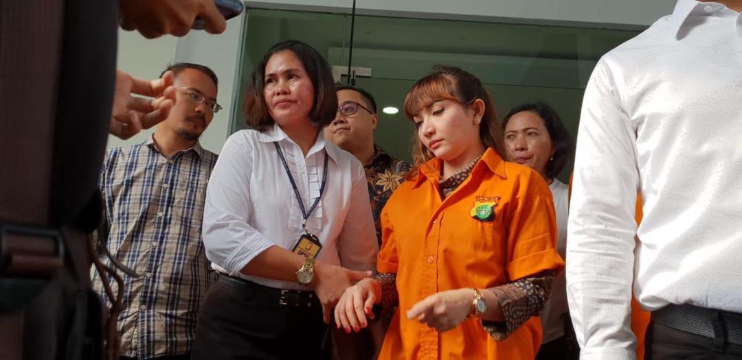 Berwajah Sayu, Roro Fitria Tak Komentar Apapun saat Menuju Kejaksaan
