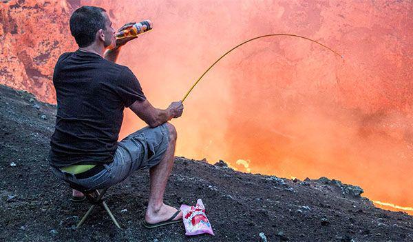 Jangan Ditiru! Ini Bahaya Memanggang Marshmallow Pakai Lava Gunung Berapi