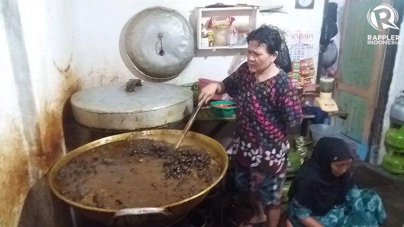 Kusnani merebus Keong Sawah di wajan jumbo di rumahnya jalan Kauman Lama Purwokerto Timur Banyumas. Proses perebusan memakan waktu 5 jam. Foto oleh Irma Muflikah/Rappler