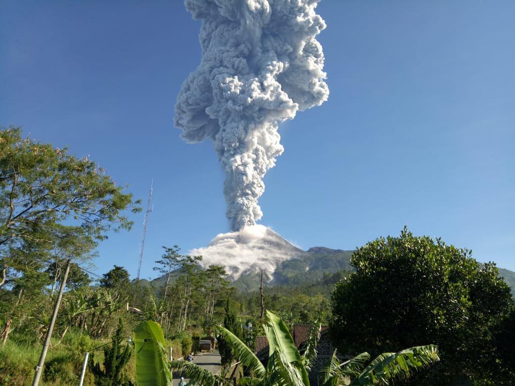 WASPADA! Gunung Merapi Sudah Luncurkan 5 Kali Guguran Lava Hari Ini