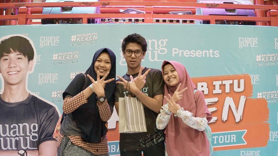 Dikenal Ramah, 10 Potret Perlakuan Hangat Iqbaal ke Fans