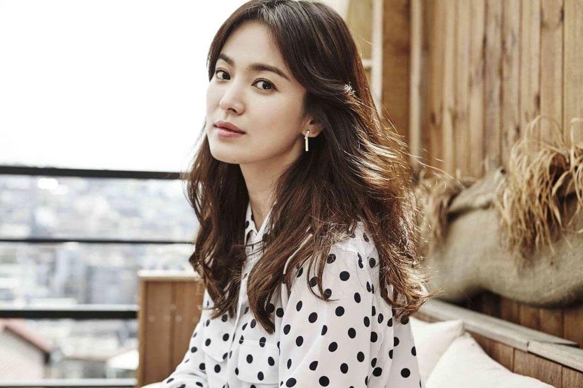 11 Gaya Anggun Song Hye Kyo dalam Balutan Busana Formal