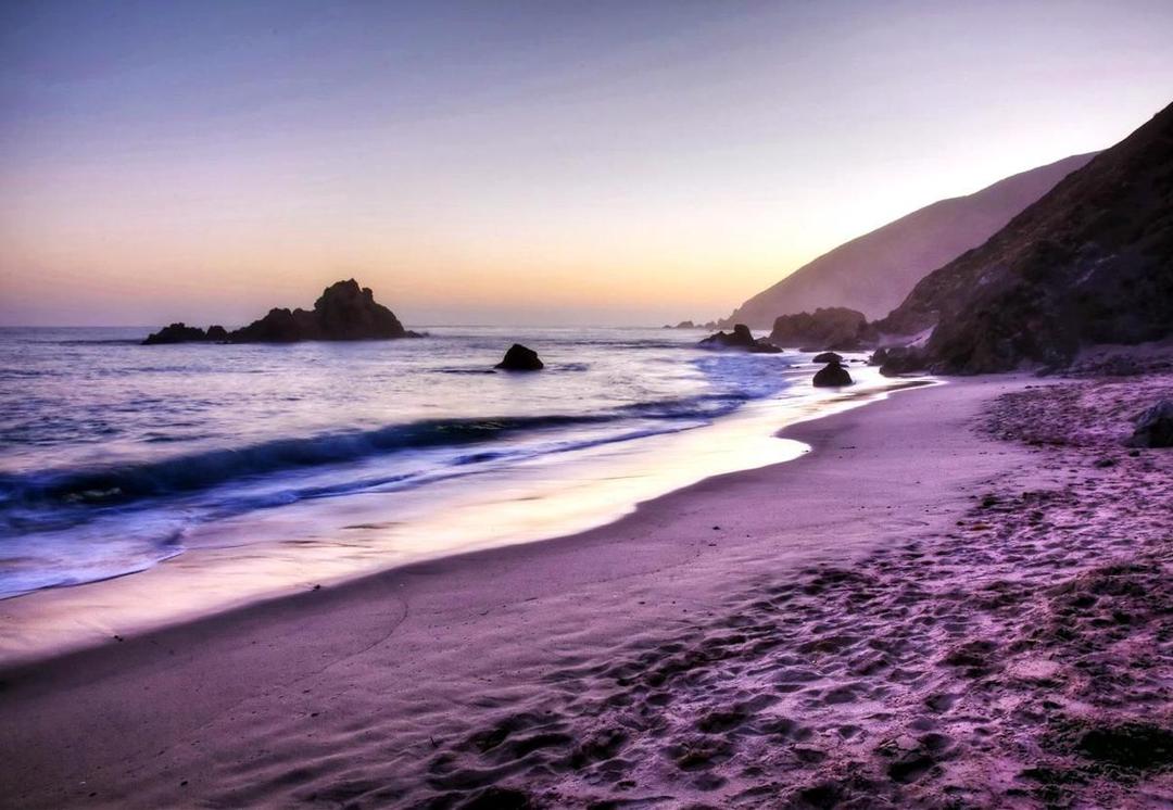 5 Pantai dengan Pasir Warna-warni Terindah di Dunia