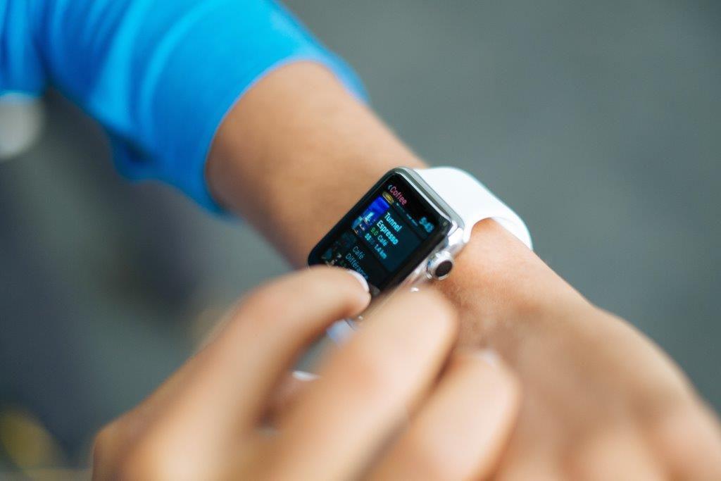 Kamu Cowok Petualang? Ini 5 Alasan Harus Pakai Smartband