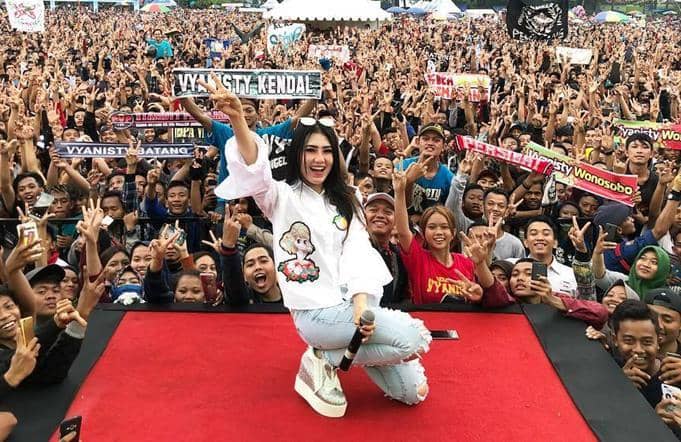 Jarang Tampil Terbuka, Ini 10 Gaya Sopan Via Vallen yang Banjir Pujian