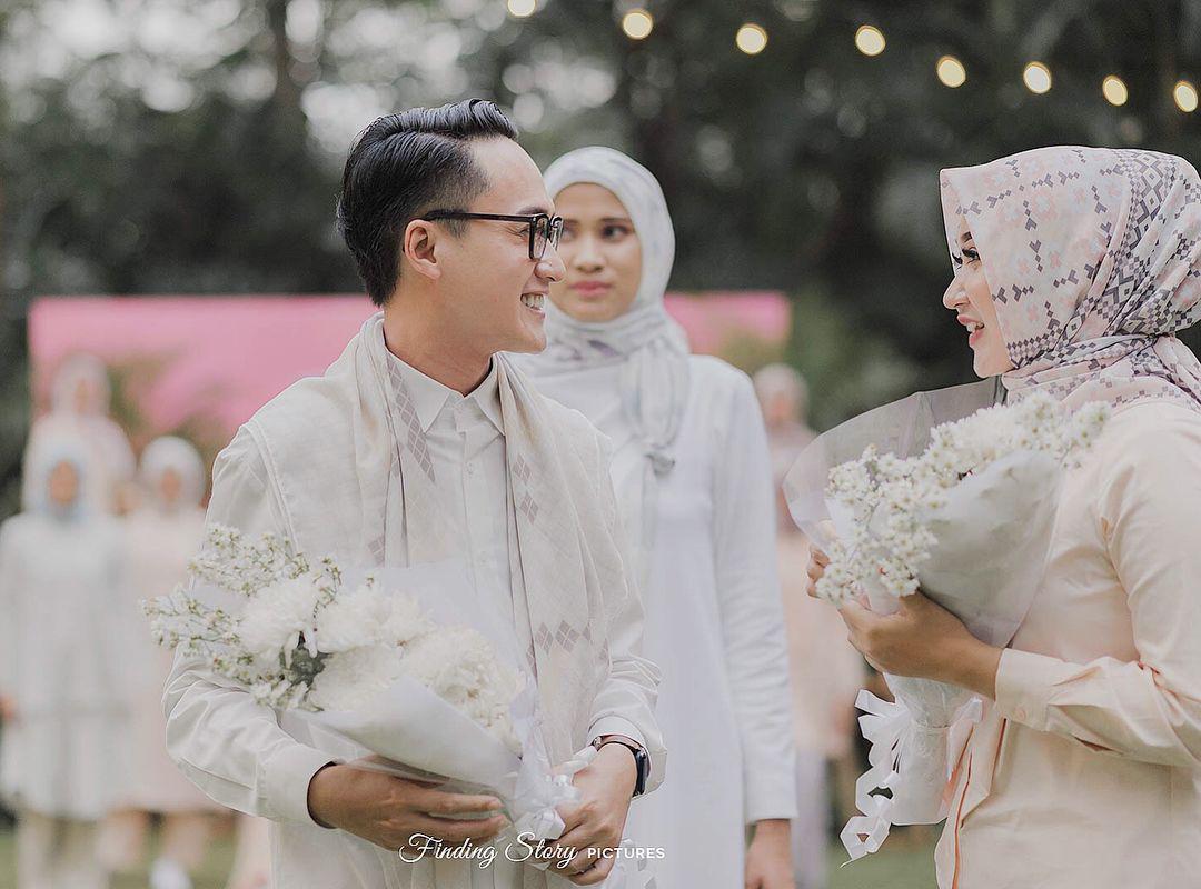 Dijodohkan Netizen, 10 Potret Kedekatan Dian Pelangi dan Barli Asmara