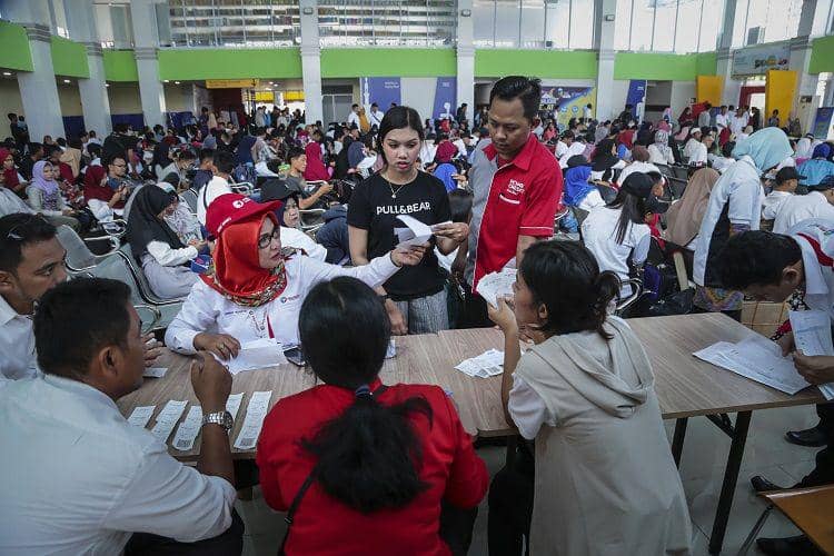Suasana pendataan mudik gratis. ANTARA FOTO/M N Kanwa