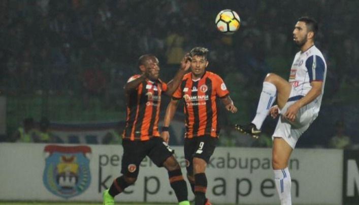 Gol Penalti Antar Arema FC Keluar dari Zona Degradasi