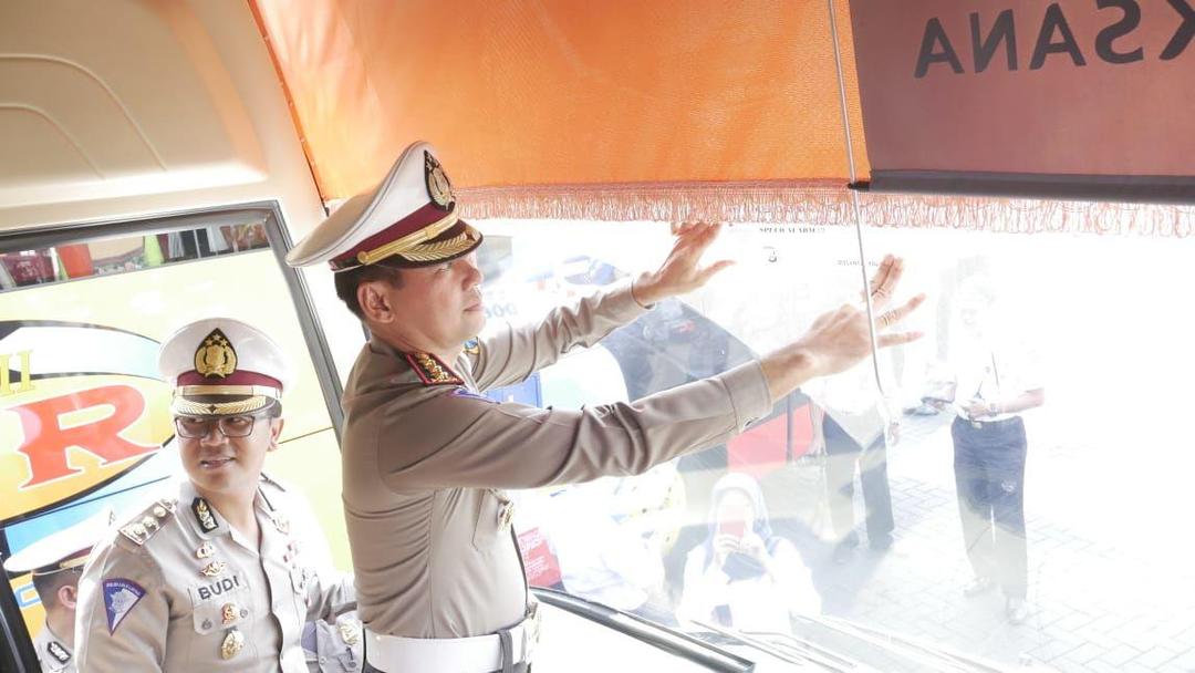 Agar Tak Ngebut, Polda Jatim Pasangi Speed Alarm pada Puluhan Bus