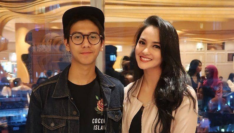 Ngefans Berat, Ririn Ekawati Akhirnya Bertemu dan Foto Bareng Iqbaal
