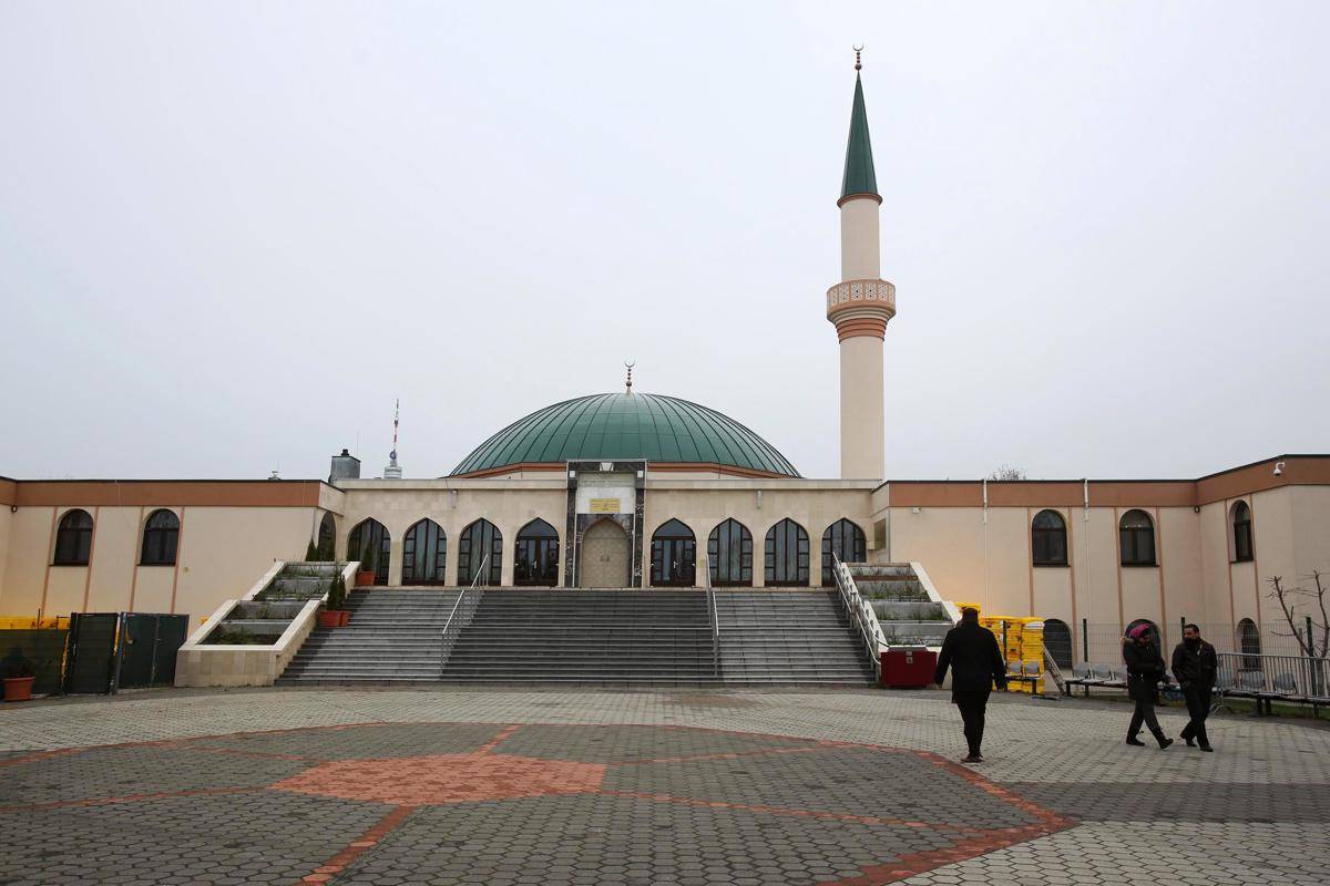 Tujuh Masjid ditutup dan Deportasi 12 Imam di Austria