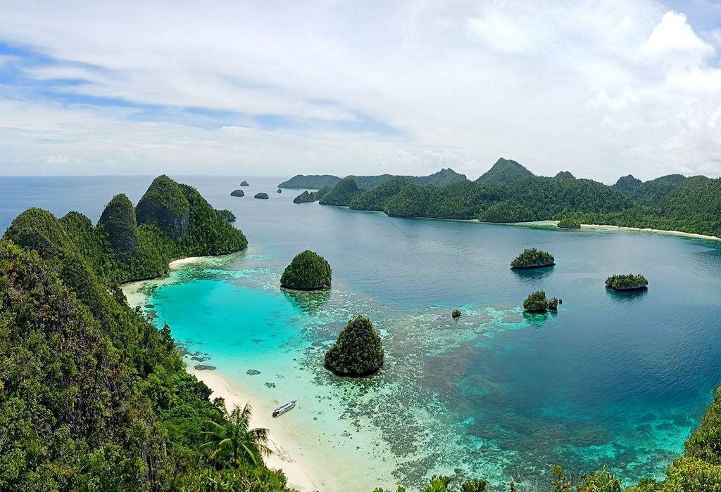 10 Spot Cantik Buat Habiskan Libur Lebaran di Raja Ampat