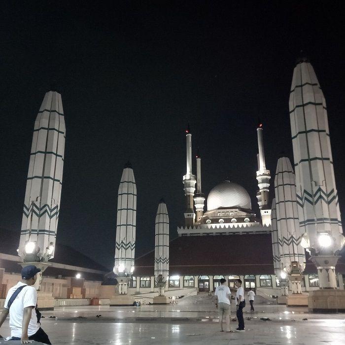 [Foto] Indahnya Masjid Agung Jawa Tengah di Malam Hari