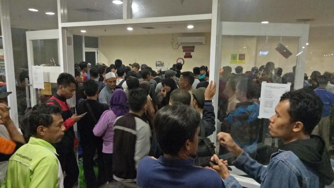 Kisah Pemudik Yang Rela Menunggu Bus 10 Jam Demi Pulang Kampung