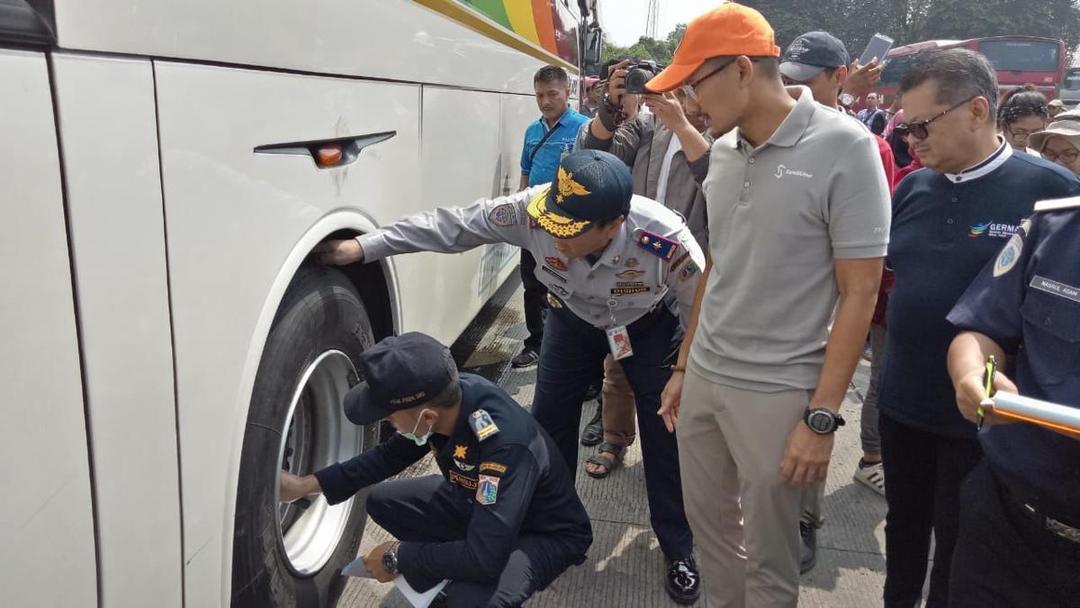 Tinjau Terminal Kampung Rambutan, Sandiaga Imbau Pemudik 3 Hal Ini
