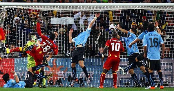 Kisah Luis Suarez yang Pernah Memakai 'Tangan Tuhan' di Piala Dunia