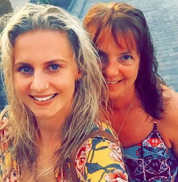 Esther (kiri) dan ibundanya. | Mirror.co.uk