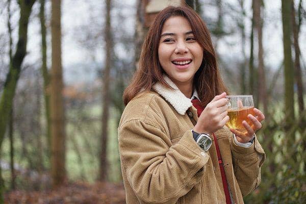 10 Ide Outfit saat Berlibur di Alam Terbuka ala Adinda Thomas