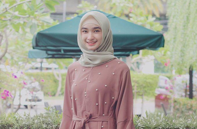 10 Inspirasi Outfit Hijab Warna Pastel ala Bella Almira, Manis Banget