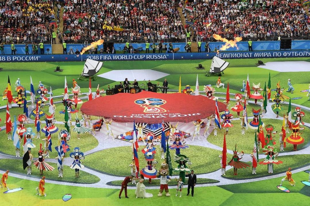 FOTO-FOTO: Aksi Robbie Williams di Pembukaan Piala Dunia, Memesona!