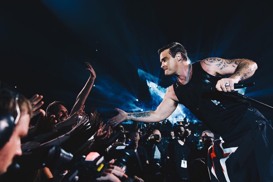 Artis Pembuka Piala Dunia 2018, Ini 10 Potret Karier Robbie Williams