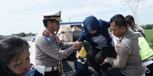 EVAKUASI. Polisi membantu mengevakuasi korban laka lantas di tol Pejagan arah Pemalang, Rabu, 13 Juni 2018. Foto Twitter @DivHumas_Polri