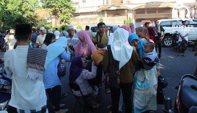 SILATURAHMI. Berjabat tangan memperat tali silaturahmi serta mengucap syukur masih diperbolehkan menjalani bulan suci Ramadan tahun ini. Foto oleh Dhion Gumilang/Rappler