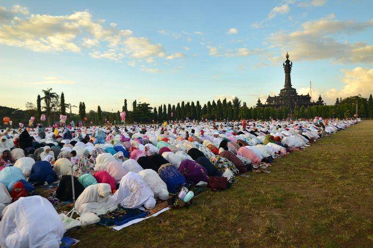 BALI. Pelaksanaan salat Idulfitri di lapangan monumen Bajra Sandhi di Bali. Foto oleh Sonny Tumbelaka/AFP
