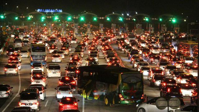 Mudik Masih Ramai, Polisi Terapkan Sistem Lawan Arus di Tol Cikampek