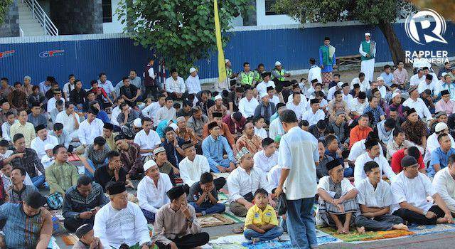 MOMEN PRIBADI. Duduk dalam barisan yang rapi bersama-sama memanjatkan doa dan syukur dalam momen pribadi antara hamba dengan Tuhannya. Foto oleh Dhion Gumilang/Rappler