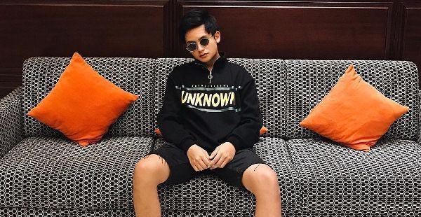 Stylish & Unik, 10 Inspirasi Gaya Monokrom ala Randy Martin