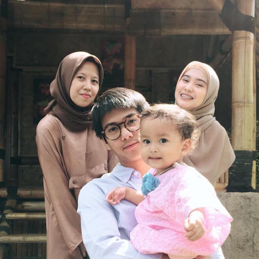 7 Potret Gemas Iqbaal Gendong Anak Kecil, Udah Siap Jadi Bapak Nih?