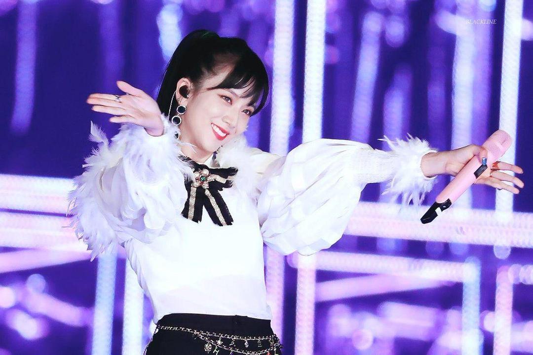 Cerah Banget, 9 Inspirasi Outfit Serba Putih ala Jisoo Blackpink