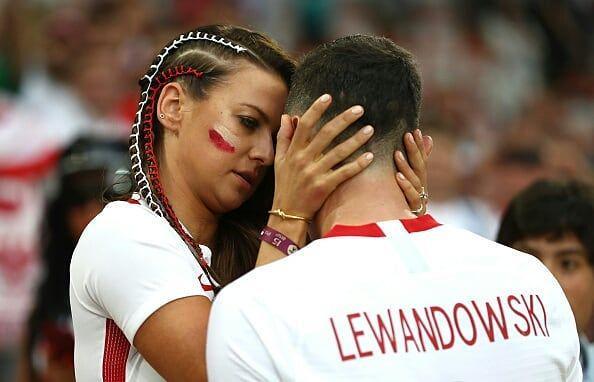 Kalah dari Senegal, Kapten Polandia Ini Sedih Dipelukan Sang Istri