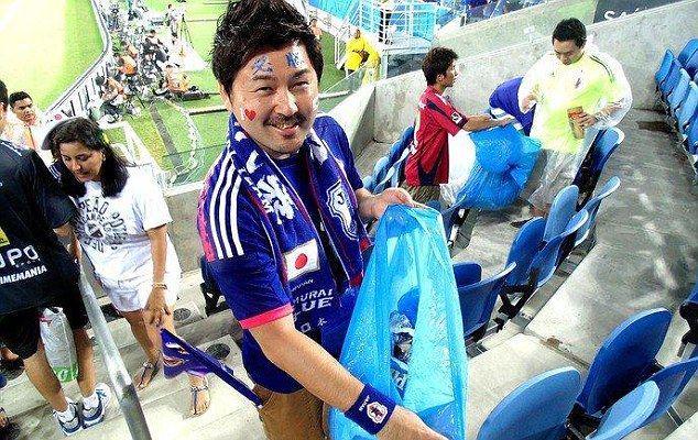 Salut! Suporter Timnas Senegal & Jepang Pungut Sampah Usai Nonton