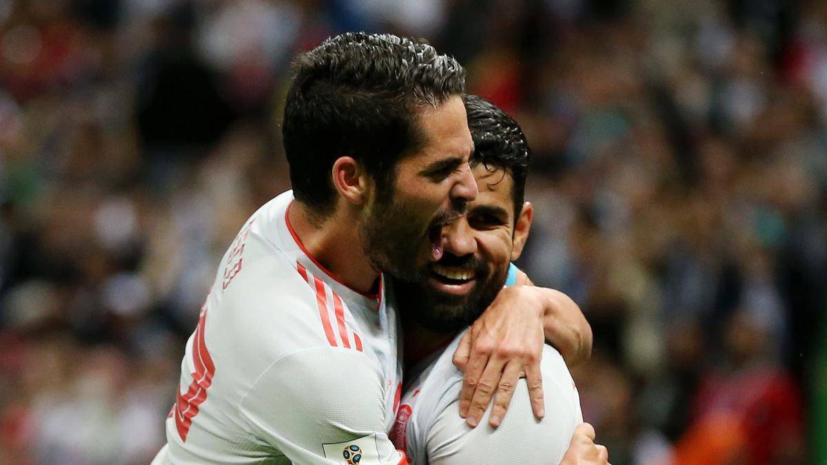 MENANG. Diego Costa merayakan gol kemenangannya bersama rekannya Isco saat Spanyol mengalahkan Iran. Foto dari FIFA.com