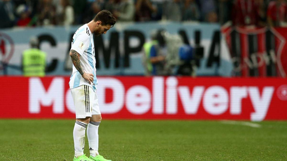 LESU. Lionel Messi hanya bisa tertunduk lesu usai Argentina kalah dari Kroasia. Foto dari FIFA.com