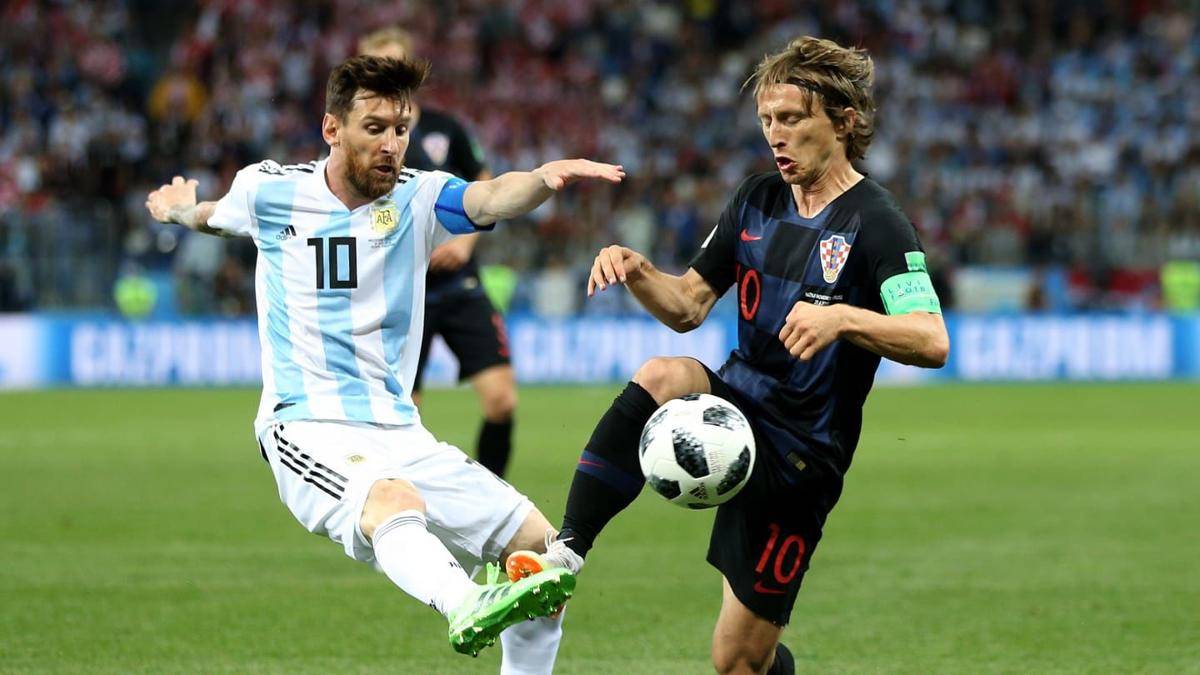 BERJUANG. Lionel Messi berjuang berebut bola dengan Luka Modric dari Kroasia. Foto dari FIFA.com
