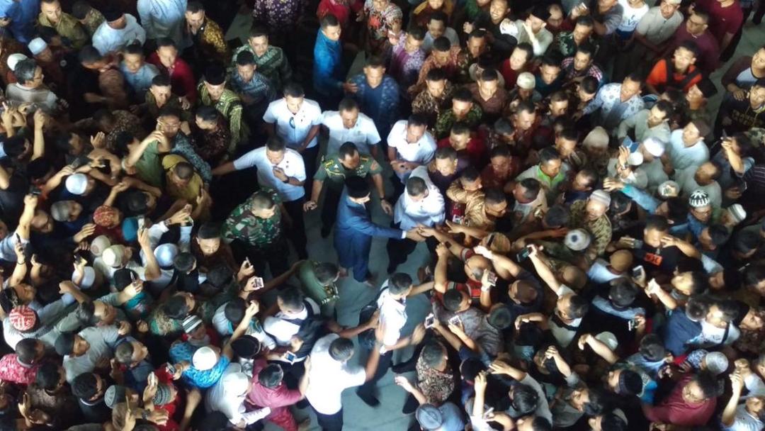 Sambangi Surabaya, Jokowi Bagi-bagi Hadiah