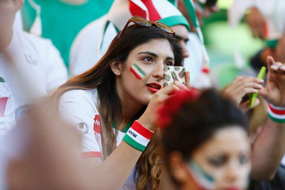 Bisa Nonton Langsung di Stadion, Begini 25 Potret Caem Suporter Iran