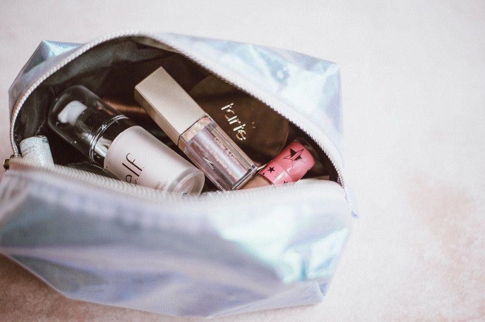 Tetap Menawan Saat Liburan, 8 Beauty Item Ini Wajib Kamu Bawa