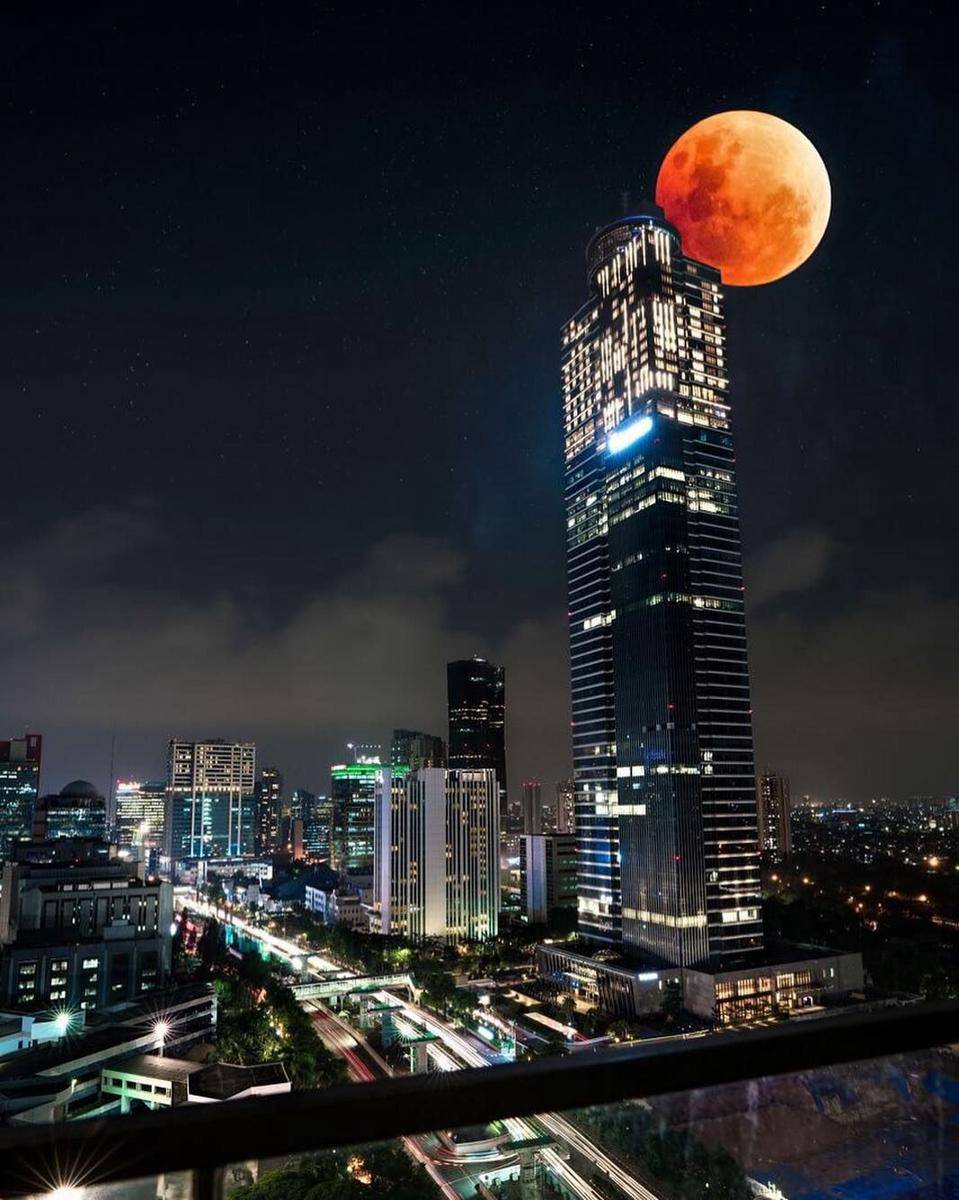 Instagram.com/sassychris1 via henshinjakarta