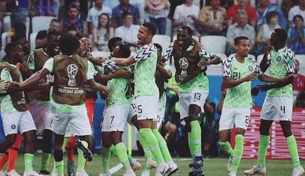 MENANG. Tim Nigeria merayakan kemenangan perdananya di Piala Dunia 2018 usai mengandaskan Islandia 2-0. Foto instagram @ngsupereagles
