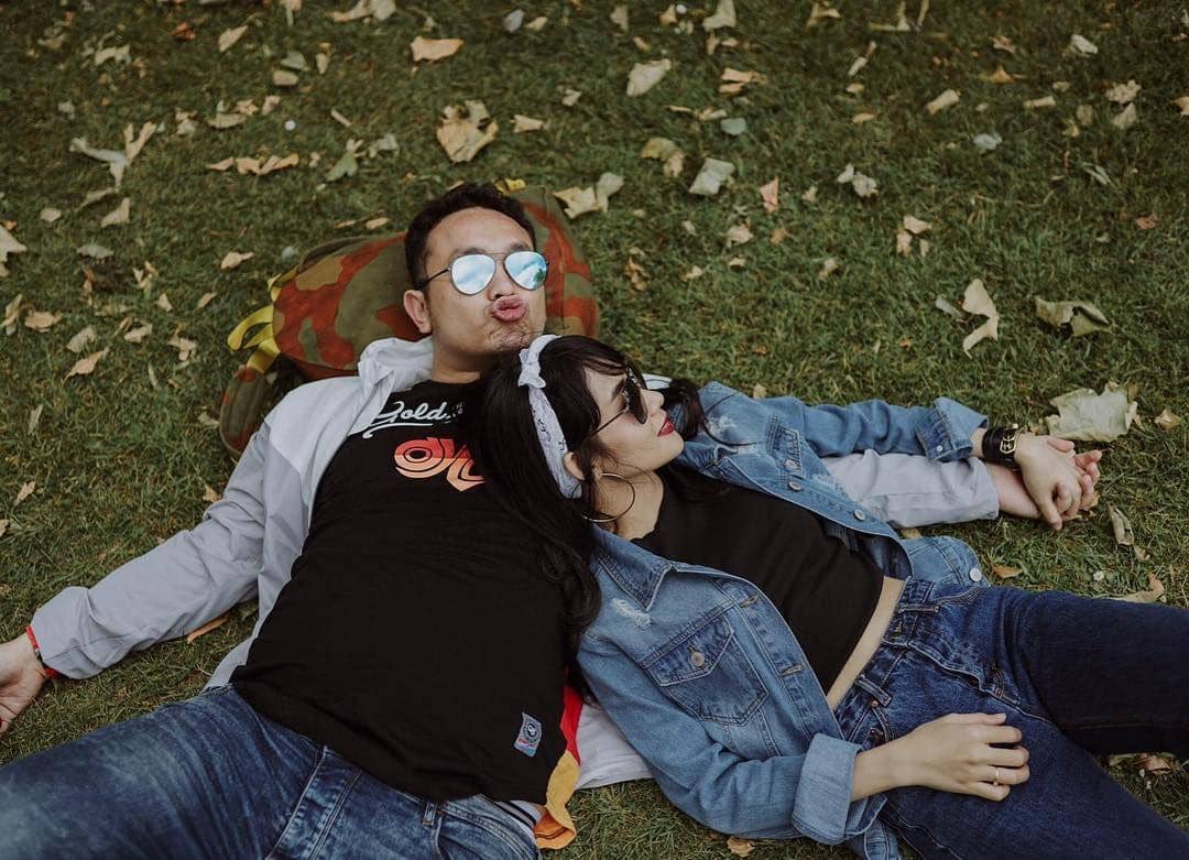 10 Potret Mesra dan Lucu Gilang Dirga & Istri Liburan di London