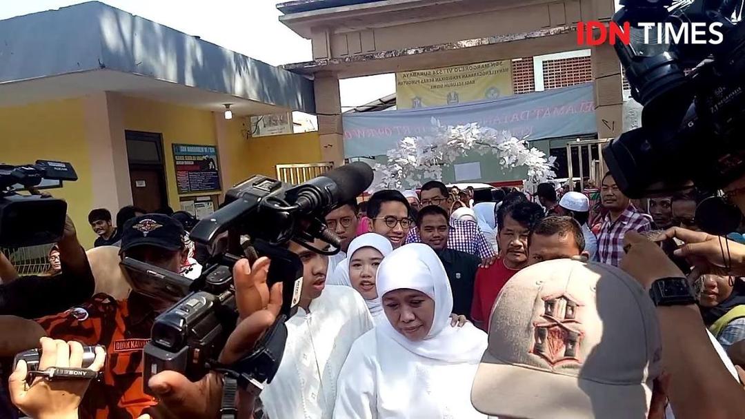 Ikut Mengantre, Khofifah Nyoblos Diiringi Selawatan Rombongan Ibu-ibu