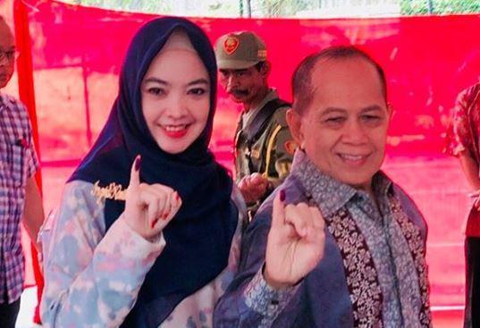 Gaya Elegan Calon Wabup Kabupaten Bogor Ingrid Kansil Mencoblos di TPS