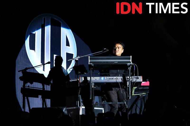 12 Keseruan Showcase Indra Lesmana Project, Perkenalan Band Metal Hits