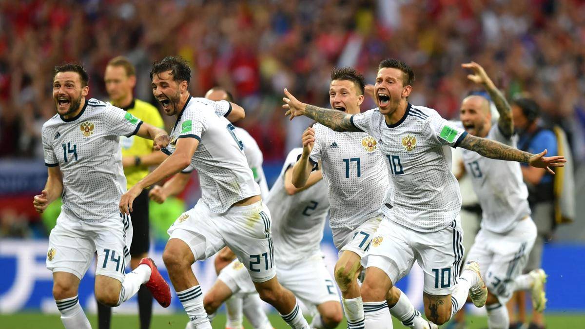 MENANG. Timnas Rusia merayakan kemenangan dramatis usai menaklukkan Spanyol dengan adu penalti. Foto dari FIFA.com