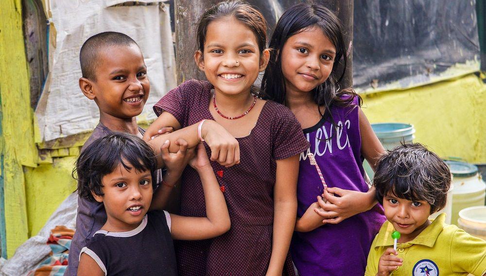6 Kelakukan Unik Masa Kecil Saat Ada Tamu di Rumah, Pernah Alami?